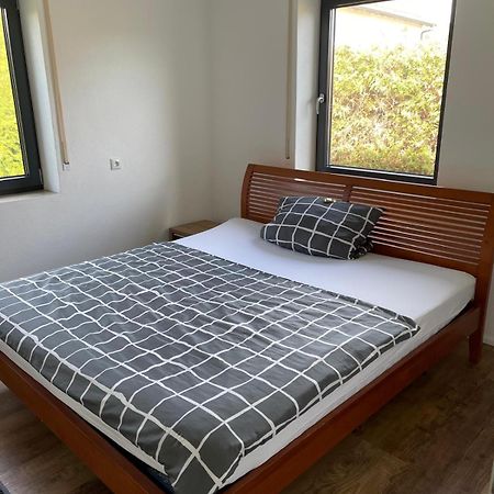 Bungalow In Ruhiger Siedlung Mit Stellplatz Landshut Eksteriør billede